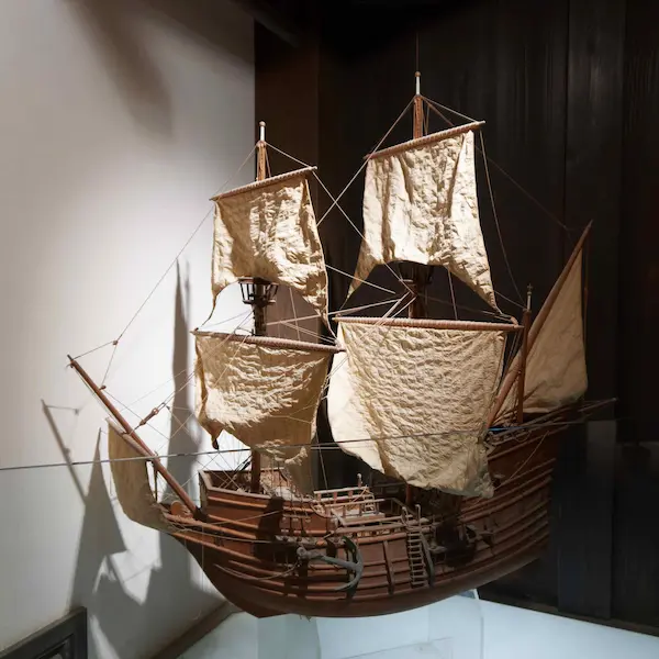 Model ship (2)